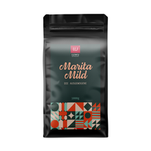 Laden Sie das Bild in den Galerie-Viewer, LUWU Marita Mild Kaffee, 1-kg-Beutel in schwarzer Verpackung mit modernem Etikett. Aufdruck ‚Marita Mild – Die Ausgewogene‘ und farbige geometrische Muster. Premium-Bohnen für milden, ausgewogenen Kaffee.